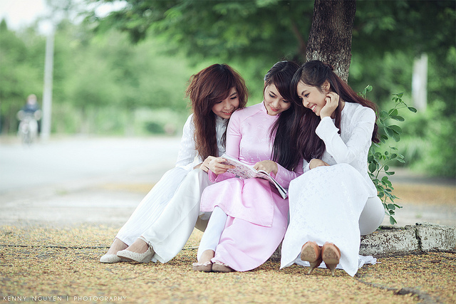 Le ao dai est l'uniforme des lycéennes et étudiantes vietnamiennes ao dai etudiant