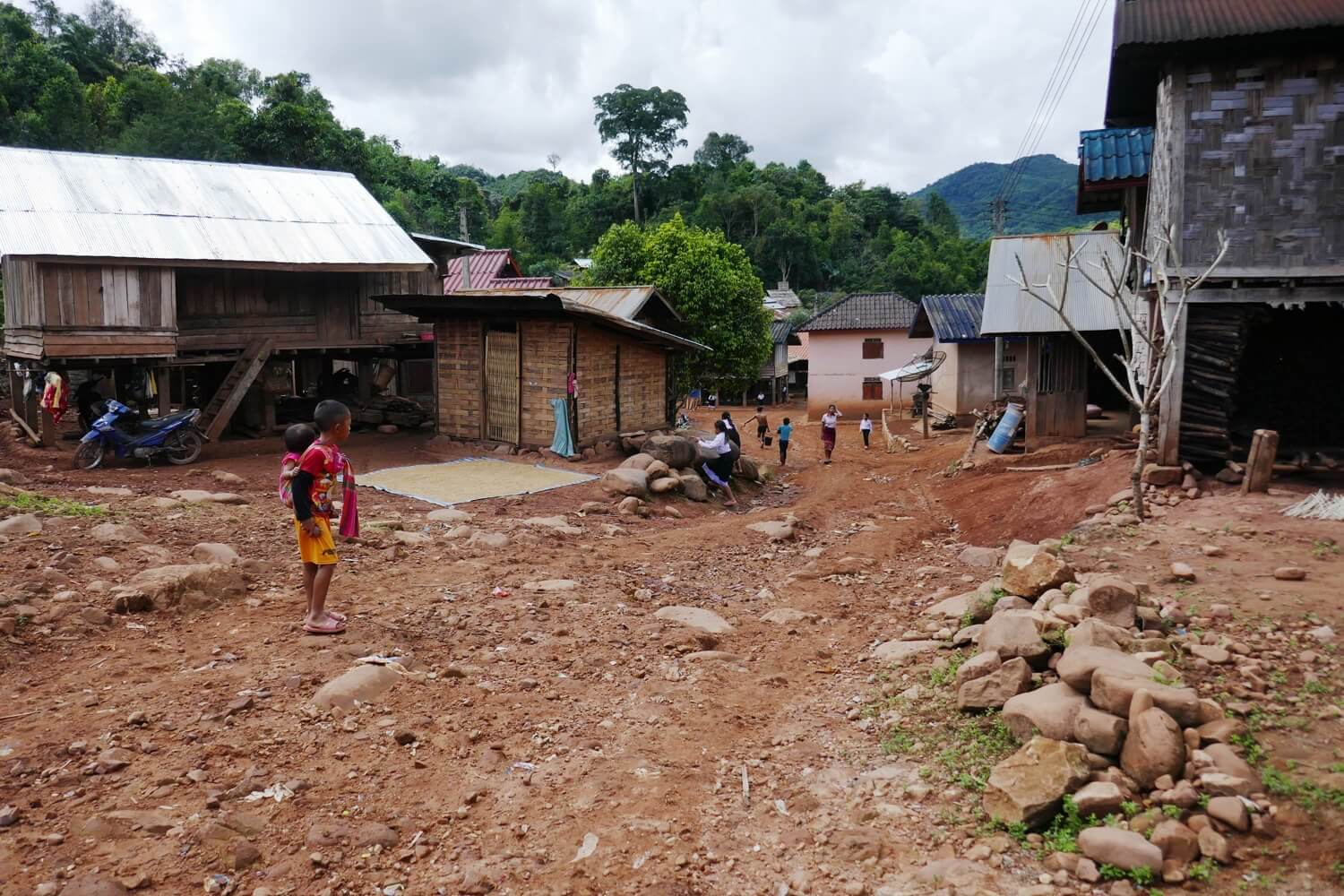 Village dans la province d'Oudomxay campagne enfant oudomxay